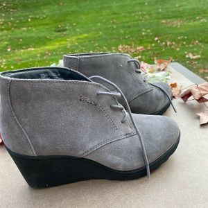 White Mountain Kahlua Grey Suede Lace Wedge Bootie, size 7M